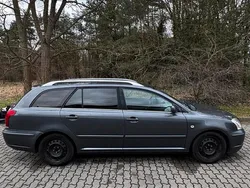 Grau Gebraucht 2005 Toyota Avensis Kombi | 1.000 € (Etwas zu teuer)