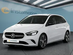 Weiß Gebraucht 2023 Mercedes B200 Van / Kleinbus | 30.099 € (Etwas zu teuer)