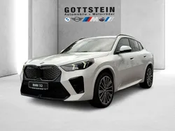 Alpinweiss iii Neu 2025 BMW iX2 M Sport SUV | 61.390 € (Etwas zu teuer)