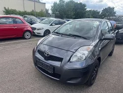 Grau Gebraucht 2011 Toyota Yaris Cool Limousine | 3.499 € (Fairer Preis)