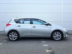 Silber Gebraucht 2014 Toyota Auris Hybrid Executive Limousine | 12.500 € (Fairer Preis)