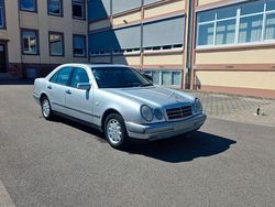 Silber Gebraucht 1998 Mercedes E200 Elegance Limousine | 3.800 € (Fairer Preis)
