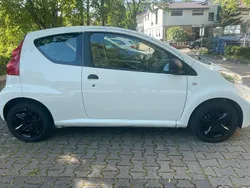 Weiß Gebraucht 2009 Peugeot 107 Kleinwagen | 3.500 € (Etwas zu teuer)