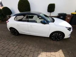 Weiß Gebraucht 2023 Opel Corsa-e Ultimate Kleinwagen | 20.450 € (Etwas zu teuer)
