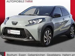 Urban khaki / night sky black Gebraucht 2024 Toyota Aygo Basis Kleinwagen | 16.189 € (Fairer Preis)