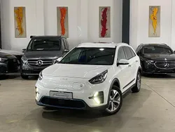 Weiß Gebraucht 2021 Kia e-Niro Spirit SUV | 20.880 € (Etwas zu teuer)
