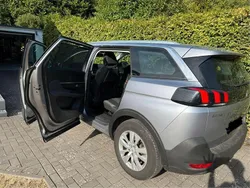 Grau Gebraucht 2017 Peugeot 5008 Active Van / Kleinbus | 13.499 €