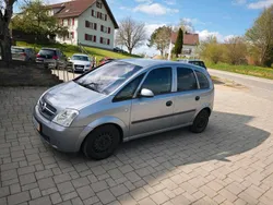 Silber Gebraucht 2005 Opel Meriva Van / Kleinbus | 1.950 € (Teuer)