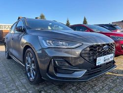 Magneticgrau (metallic) Gebraucht 2024 Ford Focus ST-Line Kombi | 24.450 € (Superpreis)