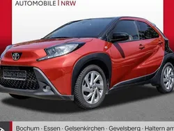 Chili red perleffekt/ night sky black Gebraucht 2022 Toyota Aygo Basis Kleinwagen | 17.489 € (Fairer Preis)