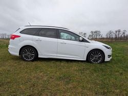 Weiß Gebraucht 2017 Ford Focus ST-Line Kombi | 12.500 € (Teuer)