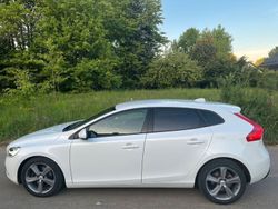Weiß Gebraucht 2018 Volvo V40 Momentum Kombi | 13.900 € (Fairer Preis)