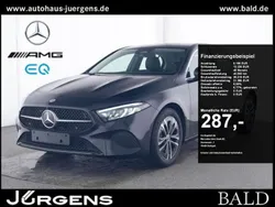 Metalliclack kosmosschwarz Gebraucht 2024 Mercedes A200 Progressive Limousine | 30.880 € (Fairer Preis)