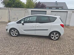 Weiß Gebraucht 2011 Opel Meriva Color Edition Van / Kleinbus | 5.999 € (Etwas zu teuer)