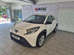 Schneeweiß Gebraucht 2024 Toyota Aygo Business Edition Kleinwagen | 14.990 € (Fairer Preis)
