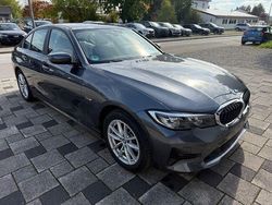 Grau Gebraucht 2022 BMW 320e Limousine | 28.100 € (Guter Preis)