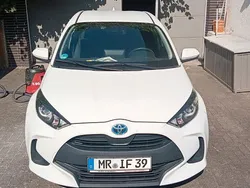 Weiß Gebraucht 2021 Toyota Yaris Limousine | 16.750 € (Guter Preis)