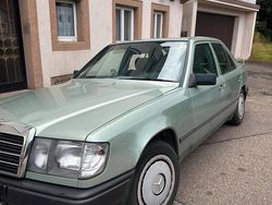 Grün Gebraucht 1989 Mercedes E230 Limousine | 9.300 €