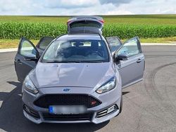 Grau Gebraucht 2016 Ford Focus ST Kombi | 16.999 € (Fairer Preis)