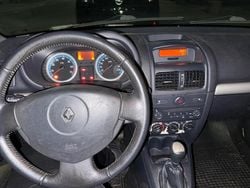 Grau Gebraucht 2005 Renault Clio II Kleinwagen | 700 €