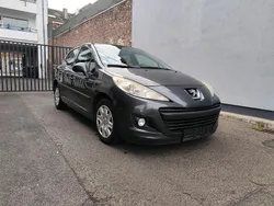 Grau Gebraucht 2010 Peugeot 207 Limousine | 2.000 € (Etwas zu teuer)