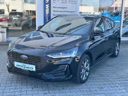 Schwarz Gebraucht 2023 Ford Focus ST-Line Limousine | 23.900 € (Fairer Preis)