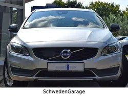 Silber Gebraucht 2015 Volvo V60 CC Momentum Kombi | 14.200 €