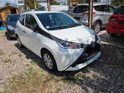 Weiß Gebraucht 2016 Toyota Aygo Kleinwagen | 4.390 € (Fairer Preis)