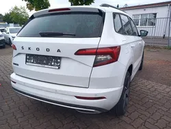 Moon weiß metallic moon weiß metallic moon weiß metallic Gebraucht 2021 Skoda Karoq SportLine SUV | 26.095 € (Etwas zu teuer)