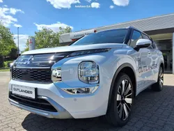 Titanweiß / pantherschwarz Neu 2025 Mitsubishi Outlander P-HEV Top SUV | 62.340 €