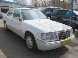 Weiß Gebraucht 1994 Mercedes E200 Limousine | 2.950 €