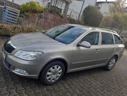 Beige Gebraucht 2013 Skoda Octavia Ambition Kombi | 5.375 € (Fairer Preis)