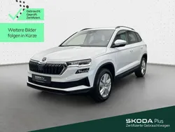 Moonweiss metallic Gebraucht 2024 Skoda Karoq Selection SUV | 29.480 € (Guter Preis)
