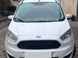 Weiß Gebraucht 2017 Ford Tourneo Courier Trend Van / Kleinbus | 9.500 € (Guter Preis)