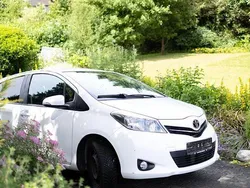 Weiß Gebraucht 2013 Toyota Yaris Kleinwagen | 7.090 € (Fairer Preis)