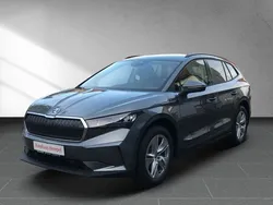 Graphitegrau metallic met. Gebraucht 2024 Skoda Enyaq iV Clever SUV | 33.990 € (Etwas zu teuer)