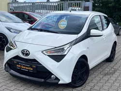 Weiß Gebraucht 2021 Toyota Aygo X-play Kleinwagen | 9.900 € (Fairer Preis)