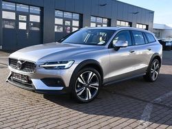 Beige Gebraucht 2024 Volvo V60 CC Ultimate Kombi | 49.900 € (Teuer)