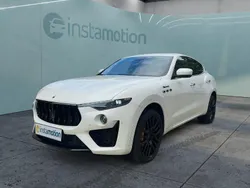 Weiß Gebraucht 2022 Maserati Levante SUV | 71.449 € (Etwas zu teuer)