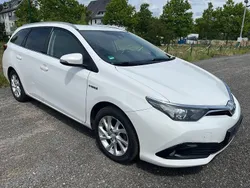 Weiß Gebraucht 2016 Toyota Auris Hybrid Kombi | 9.590 € (Guter Preis)
