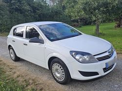 Weiß Gebraucht 2009 Opel Astra Kleinwagen | 4.200 € (Etwas zu teuer)