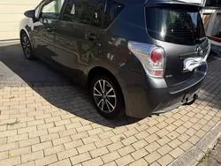 Grau Gebraucht 2015 Toyota Verso Van / Kleinbus | 10.800 € (Teuer)