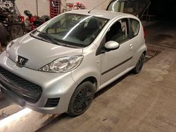 Silber Gebraucht 2010 Peugeot 107 Kleinwagen | 2.200 €