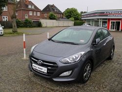 Grau Gebraucht 2015 Hyundai i30 Style Limousine | 10.990 € (Etwas zu teuer)