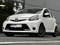 Weiß Gebraucht 2013 Toyota Aygo Cool Kleinwagen | 3.553 € (Fairer Preis)