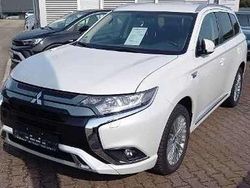 Perlmuttweiß Gebraucht 2020 Mitsubishi Outlander P-HEV Basis SUV | 20.980 € (Fairer Preis)