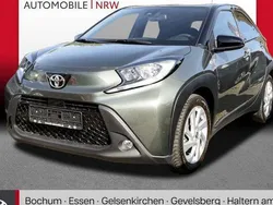 Cardamon green metallic/ night sky black Gebraucht 2022 Toyota Aygo Pulse Kleinwagen | 15.449 € (Fairer Preis)