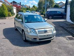 Gold Gebraucht 2005 Toyota Avensis Kombi | 1.900 €