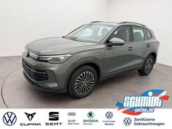Green metallic Gebraucht 2024 VW Tiguan Life SUV | 44.900 € (Fairer Preis)