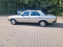 Silber Gebraucht 1982 Mercedes E230 Limousine | 9.500 €